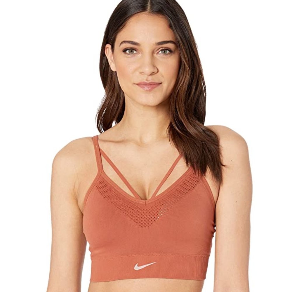 NIKE SEAMLESS SPORTS BRA IN DUSTY PEACH - SIZE S